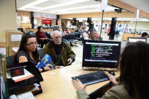 Cuencanos de la tercera edad se inscribieron en los puntos de atenci&oacute;n de Etapa EP para obtener la compensaci&oacute;n. Foto: Fernando Machado/ El Tel&eacute;grafo