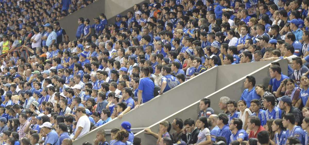 Hinchada de Emelec llen&oacute; el estadio 'Chucho' Ben&iacute;tez