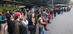 Ciudadanos se aglomeraban en las paradas a la espera de buses.
