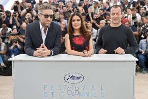 El actor Vicente Cassel (i), la mexicana Salma Hayek y el director Matteo Garrone a su arribo de la proyecci&oacute;n del filme Il racconto dei racconti. FOTO: AFP 