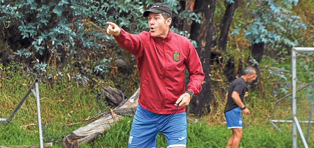 &rarr;El entrenador argentino Gabriel Schurrer da indicaciones durante un entrenamiento de Deportivo Cuenca, en el complejo de Patamarca.