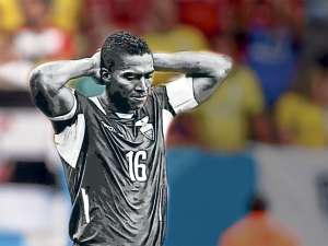 El volante Antonio Valencia se lamenta en el momento en que Suiza marca el gol del triunfo. Foto: AFP