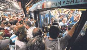 El caos prima para abordar la metrov&iacute;a (Portafolio Gr&aacute;fico)
