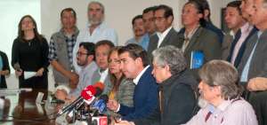 Xavier Lazo, ministro de Agricultura (c), entre la viceministra de Agricultura, Alexandra Peralta (izq.) y Juan Pablo Grijalva y Rodrigo G&oacute;mez de la Torre.
