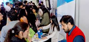 Tras la premiaci&oacute;n, los asistentes visitaron stands de emprendedores que estuvieron en el evento.