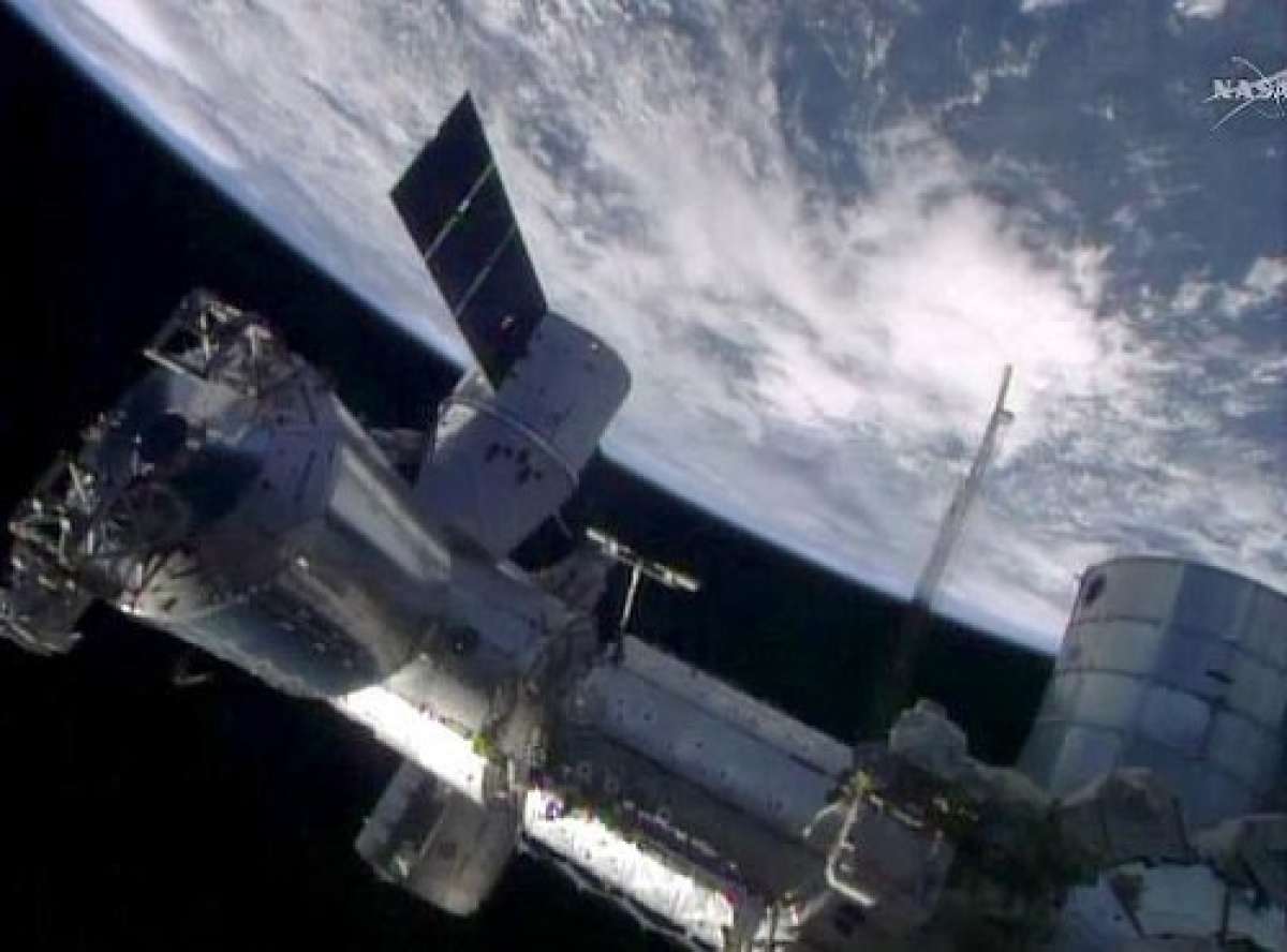 Imagen que muestra a la c&aacute;psula privada SpaceX Dragon acoplada a la Estaci&oacute;n Espacial Internacional (EEI). Foto: Archivo / EFE