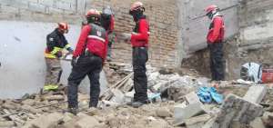 Bomberos atienden la emergencia en una casa del Comit&eacute; del Pueblo.