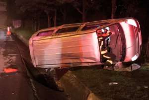 Personal de emergencia atendi&oacute; a los heridos tras el volcamiento ocurrido en Lumbis&iacute;.