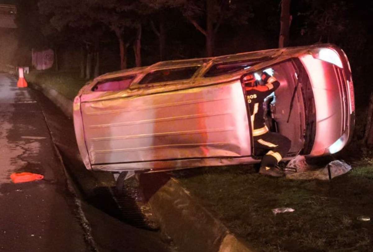 Personal de emergencia atendi&oacute; a los heridos tras el volcamiento ocurrido en Lumbis&iacute;.
