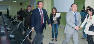 Los ministros de Interior, C&eacute;sar Navas (c), y de Defensa (d), Patricio Zambrano, participaron de una rueda de prensa en el Ecu 911 en Quito. 