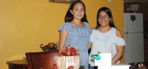 Las dos j&oacute;venes se encargan de preparar los dulces. Los clientes siempre prefieren que un cake tenga algo relacionado a la profesi&oacute;n del homenajeado.