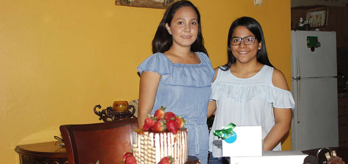 Las dos j&oacute;venes se encargan de preparar los dulces. Los clientes siempre prefieren que un cake tenga algo relacionado a la profesi&oacute;n del homenajeado.