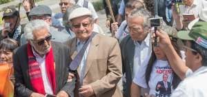 Simpatizantes del anterior gobierno acompa&ntilde;aron a Jos&eacute; Regato Cordero (centro) a la comparecencia de este mi&eacute;rcoles 5 de diciembre en la Fiscal&iacute;a General del Estado, para reconocer su firma y rendir su versi&oacute;n.