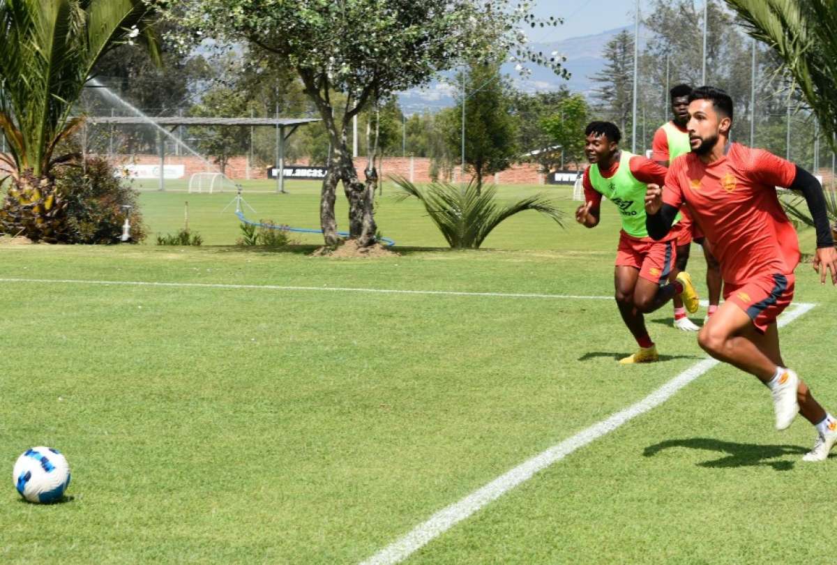 Jugadores del Aucas entrenan previo al cotejo de este 3 de diciembre de 2023.