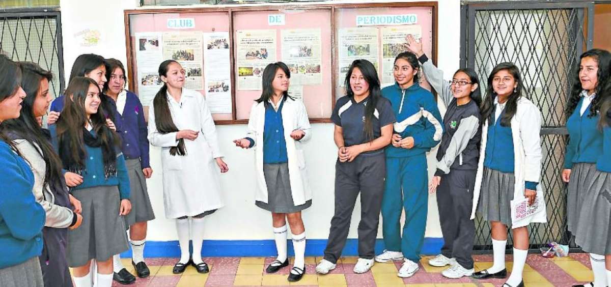 Las estudiantes del Club de Periodismo de la UEA socializan el peri&oacute;dico mural que inauguraron este a&ntilde;o en la Unidad Educativa Ambato, junto a las oficinas administrativas en la capital provincial. 