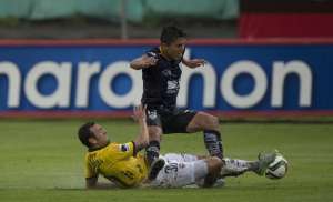 Brahian Alem&aacute;n se lanza sobre Luis Ayala para arrebatarle el esf&eacute;rico. Foto: John Guevara / El Tel&eacute;grafo