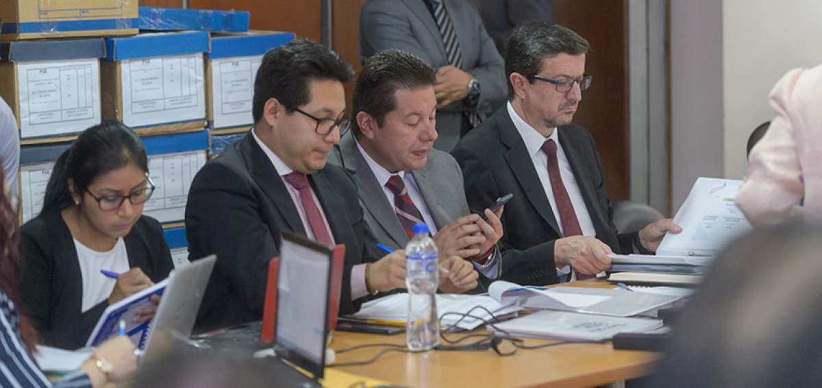 El procurador del Estado, &Iacute;&ntilde;igo Salvador (primero de la der.), participa en la audiencia como acusador particular.