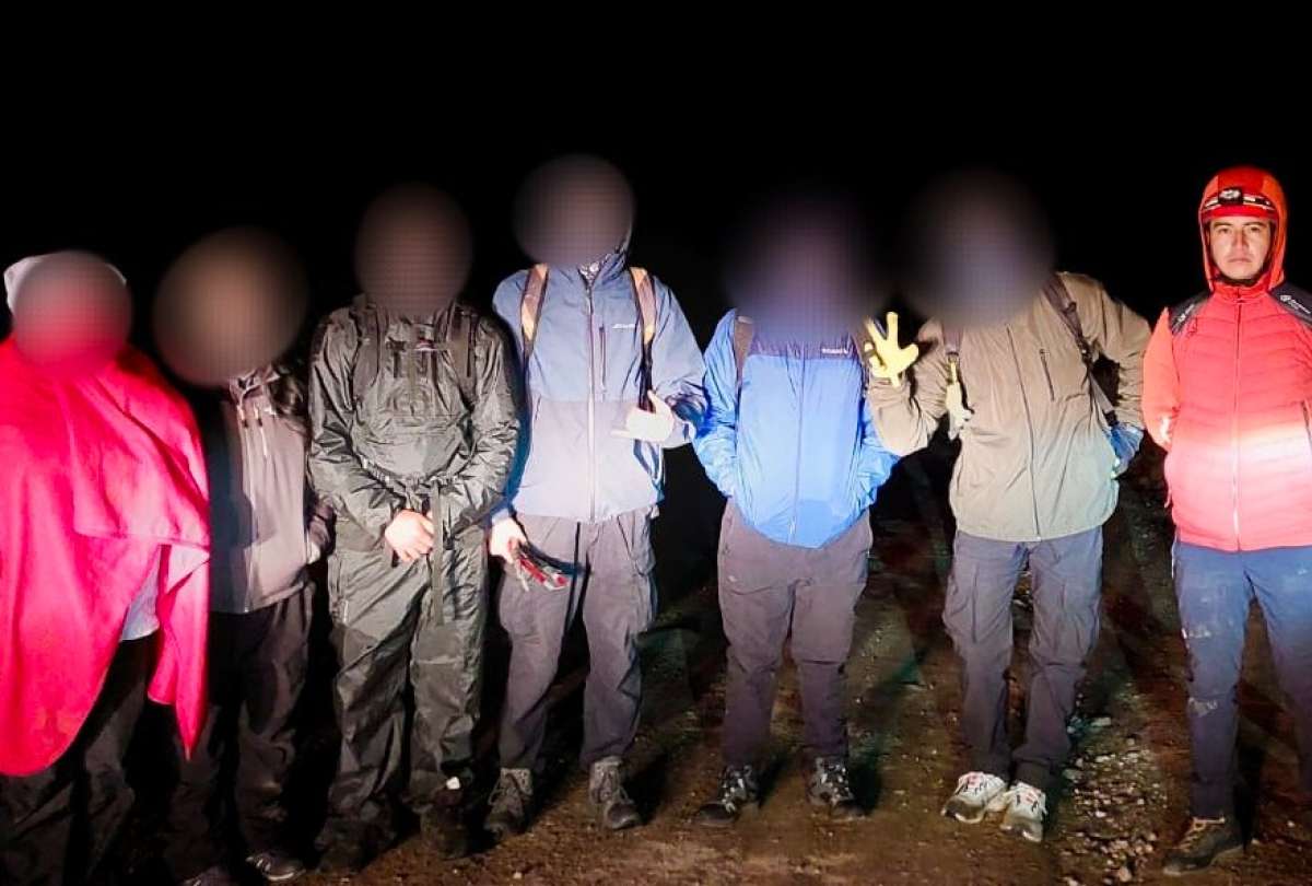 La caminata casi termina en tragedia: seis personas extraviadas fueron rescatadas por el Cuerpo de Bomberos de Quito