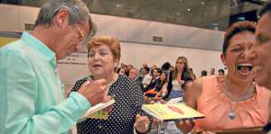 El escritor y embajador de Ecuador en Colombia present&oacute; su &uacute;ltima publicaci&oacute;n en el Museo Nah&iacute;m Isa&iacute;as. Foto: Eduardo Escobar / El Tel&eacute;grafo