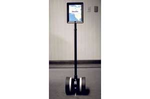 Double Robotics presenta su robot de telepresencia, que tiene incorporada una pantalla. Foto: AFP