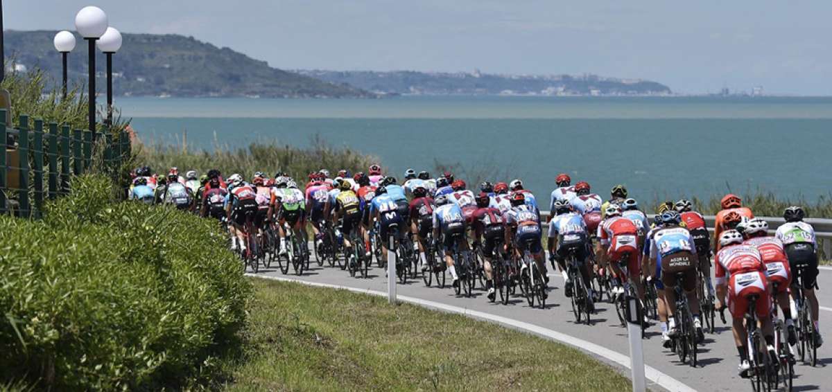 Carapaz escala dos puestos en el Giro