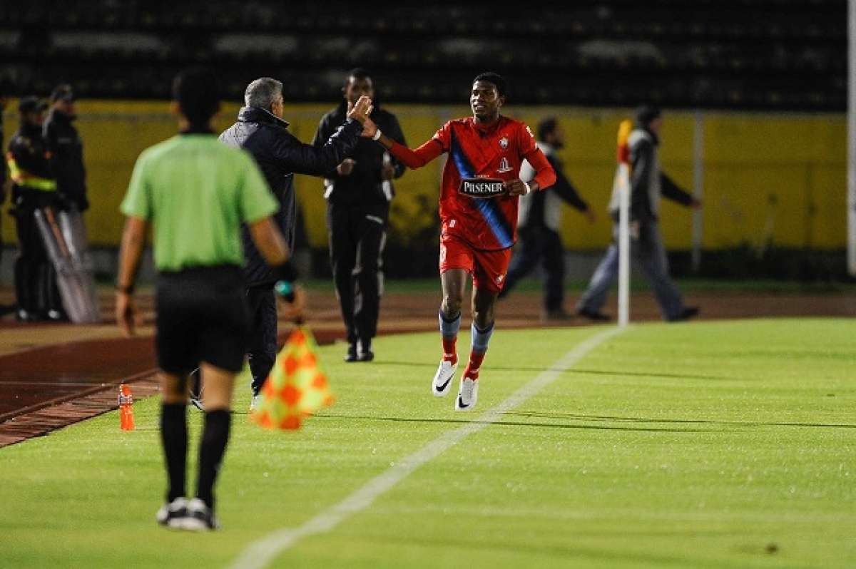 Felipe Mej&iacute;a marc&oacute; 3 goles la noche de hoy en el estadio Atahualpa. Foto: &Aacute;lvaro P&eacute;rez/ EL TEL&Eacute;GRAFO