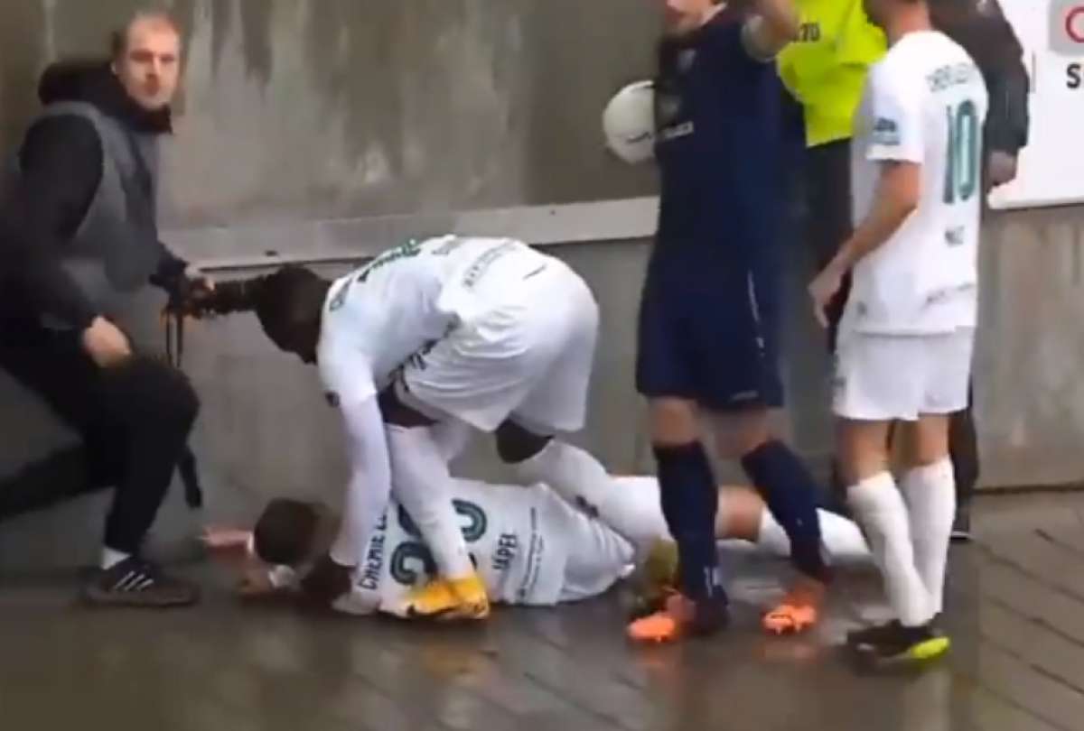 Jugador alemán perdió el conocimiento tras estrellarse con un muro en pleno partido
