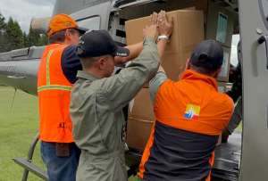 Asistencia humanitaria arriba por aire a zonas aisladas de Azuay