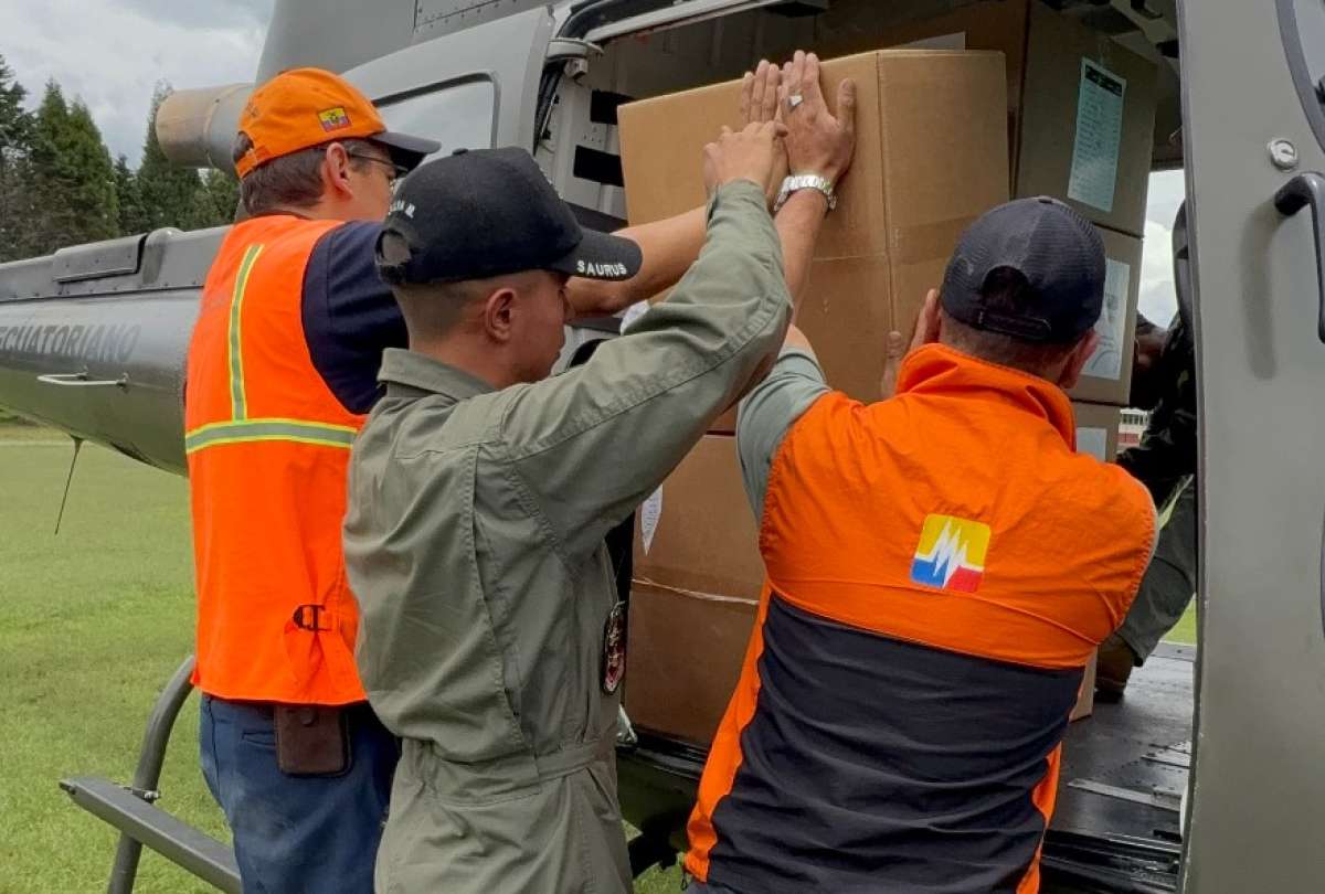 Asistencia humanitaria arriba por aire a zonas aisladas de Azuay