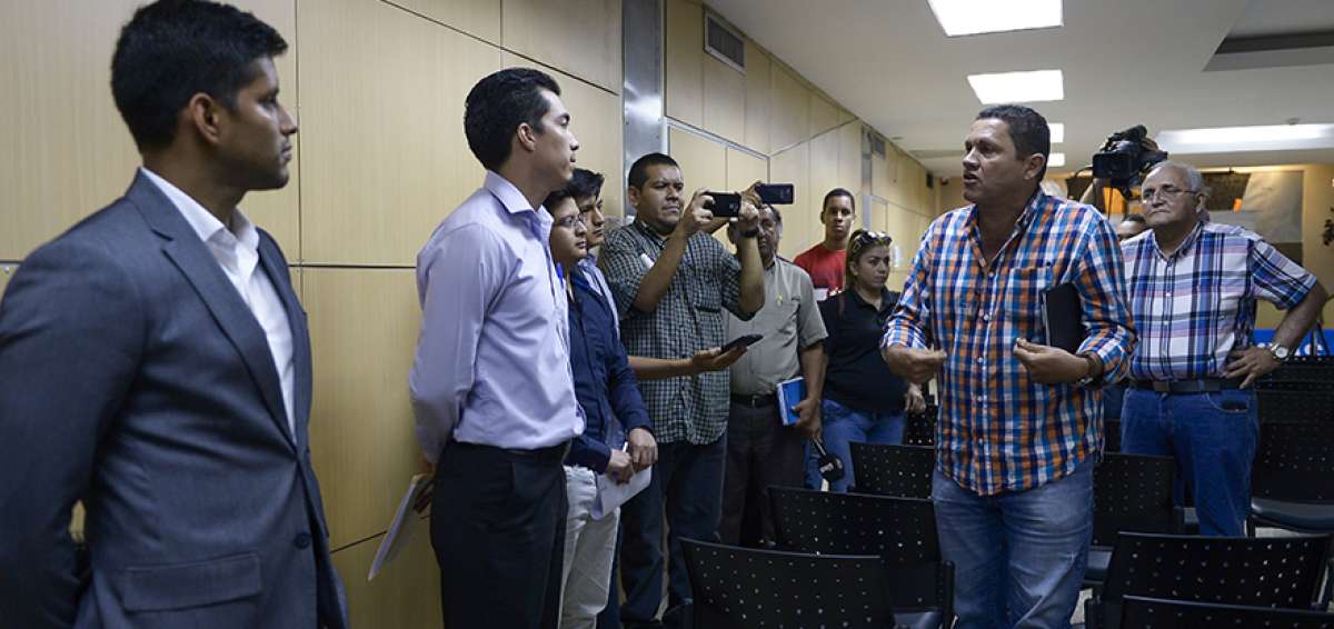 Los interventores (izq.) dialogaron con algunos presidentes de asociaciones despu&eacute;s de la rueda de prensa