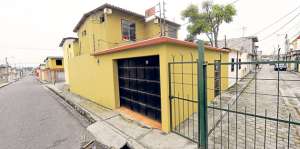 Los habitantes de Mucho Lote  colocaron puertas met&aacute;licas para evitar los asaltos. Foto: Miguel Castro / El Tel&eacute;grafo