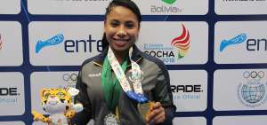 La pesista oriunda de Babahoyo, Ang&eacute;lica Campoverde, posa con la medalla de oro que gan&oacute; en los Juegos Bolivarianos, tambi&eacute;n porta otras preseas que gan&oacute; el lunes..