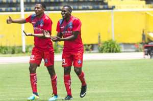 Romario Caicedo (izquierda) festeja su gol junto al defensor Jos&eacute; Ardila (centro). Foto: Fernando Sandoval |  El Tel&eacute;grafo