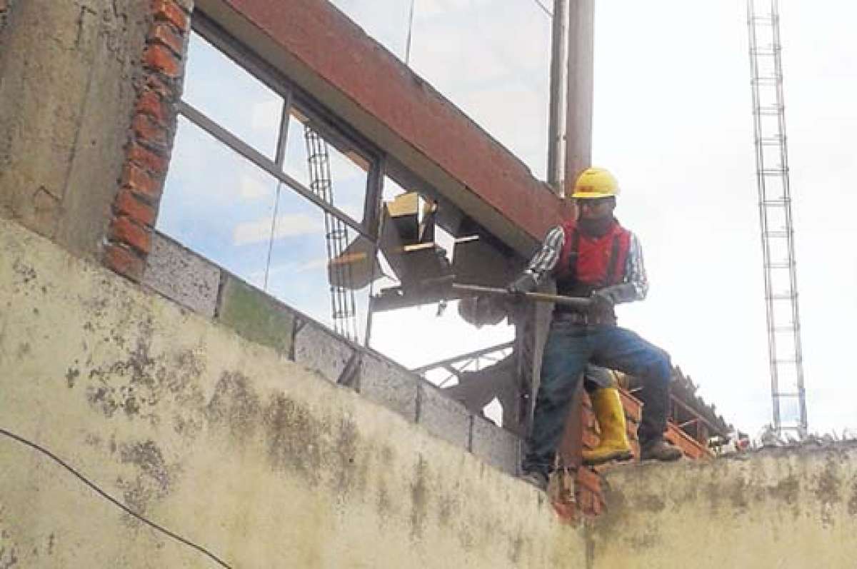 La destrucci&oacute;n inici&oacute; cerca de las 11:00. Personal de Obras P&uacute;blicas empez&oacute; retirando  los ventanales de la estructura de 8 pisos. Foto: Cortes&iacute;a
