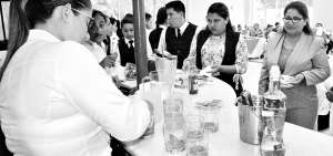 Los beneficiarios, especialmente los que reciben el bono de desarrollo humano (BDH) del MIES, obtuvieron certificados por su aprendizaje.