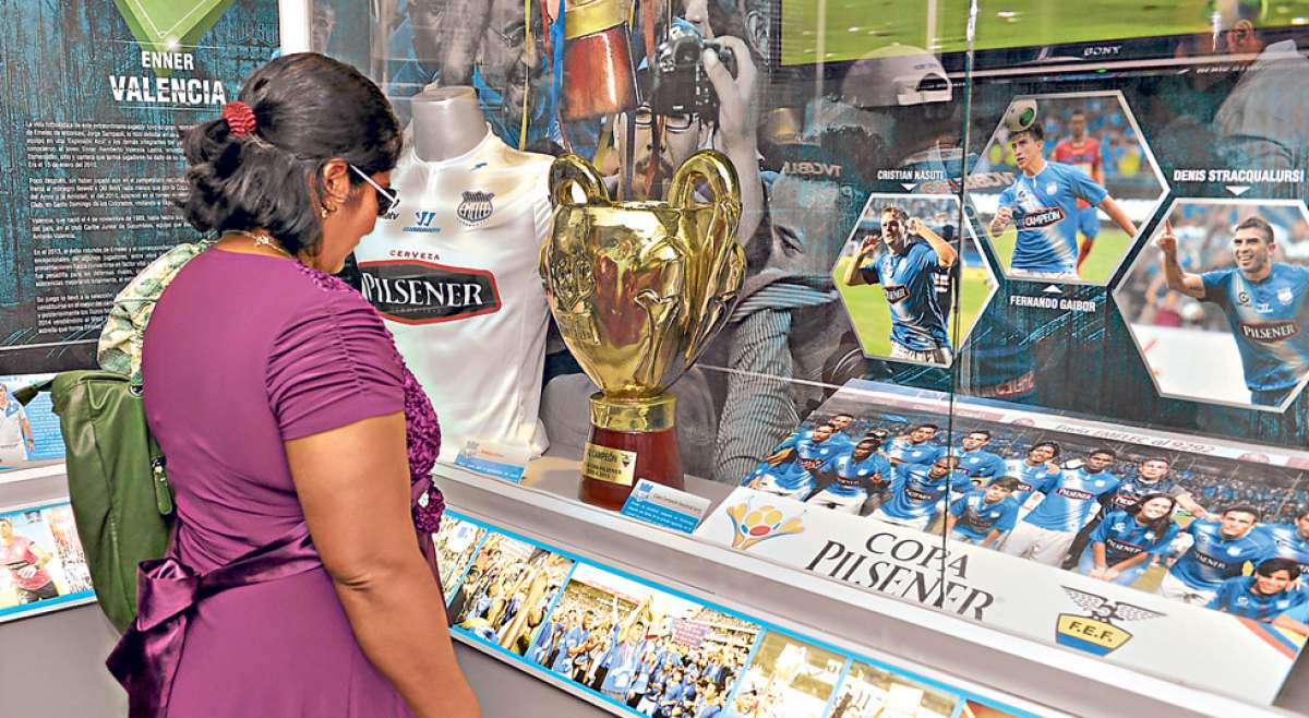 Luego de la ceremonia de inauguraci&oacute;n se permiti&oacute; que los asistentes observen los diferentes elementos que se encuentran en el museo del &lsquo;Bombillo&rsquo;. Foto: William Orellana / El Tel&eacute;grafo