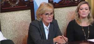 Cynthia Viteri suspende la sesi&oacute;n solemne por el 9 de Octubre