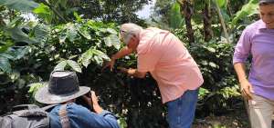 La visita a la finca Dos Monos, del puertorrique&ntilde;o Juan Delgado, est&aacute; dentro del itinerario de visita en el tour. 