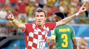 Mario Mandzukic complet&oacute;, con 2 tantos en el segundo tiempo, la goleada croata sobre los &lsquo;leones indomables&rsquo;. Foto: EFE.