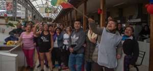 Un grupo de comerciantes del mercado central de Tulc&aacute;n hizo unas pausas en sus actividades para alentar a Richard Carapaz en la etapa 17 del Giro.