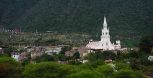 La bas&iacute;lica de Montecristi es el punto al que miles de feligreses llegar&aacute;n para rendir honores a la Virgen de Montserrate. Foto: Rodolfo P&aacute;rraga / El Tel&eacute;grafo