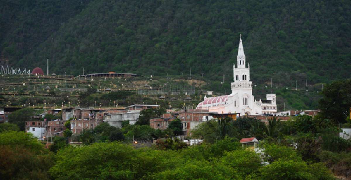 La bas&iacute;lica de Montecristi es el punto al que miles de feligreses llegar&aacute;n para rendir honores a la Virgen de Montserrate. Foto: Rodolfo P&aacute;rraga / El Tel&eacute;grafo