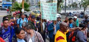 Representantes de 250 comunidades fronterizas llegaron a la Canciller&iacute;a, en Quito, para reclamar por las fumigaciones colombianas en la frontera.