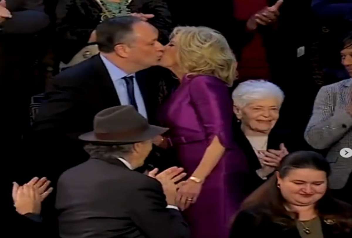 Una cámara captó el supuesto beso entre Jill Biden, primera dama y esposa del presidente norteamericano Joe Biden, y Doug Emhoff, esposo de la vicepresidenta Kamala Harris. 