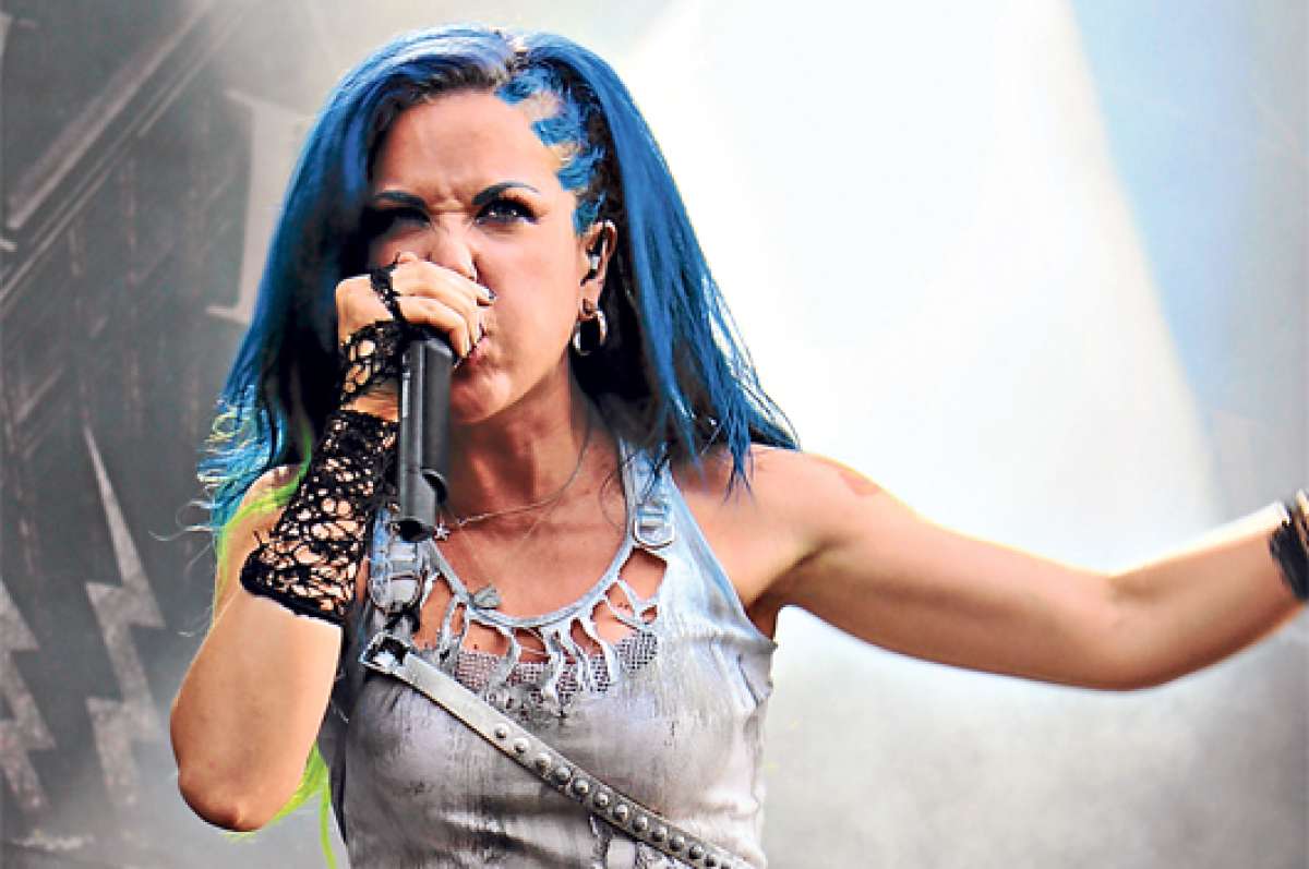 La vocalista canadiense Alissa White-Gluz ser&aacute; la encargada de seguir la estela de la alemana Angela Gossow, quien ahora se desempe&ntilde;a como su productora.