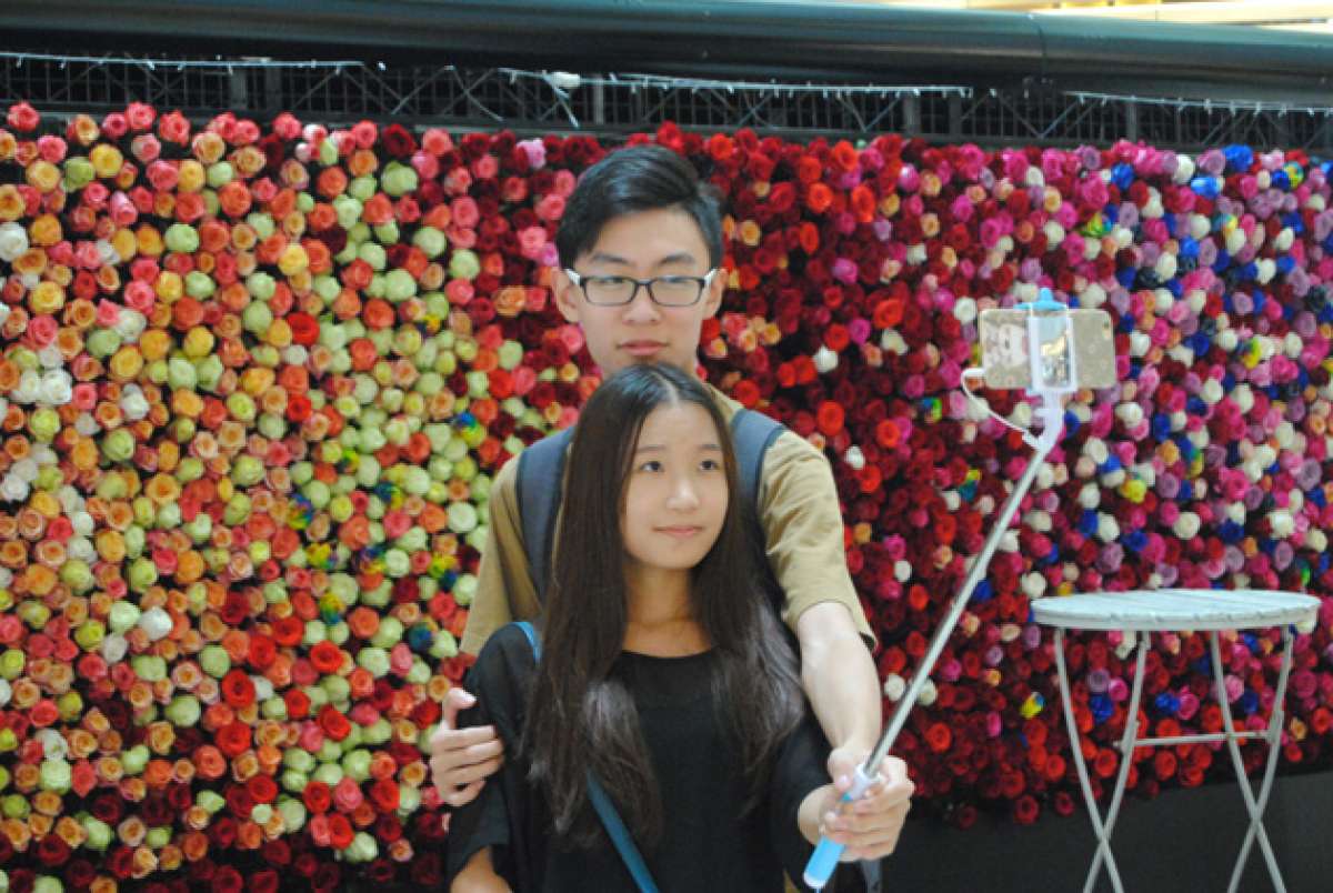 Los chinos se tomaron fotos frente al gran coraz&oacute;n que se form&oacute; en una pared de 20 metros cuadrados en el que se utilizaron 3.500 rosas llegadas de Ecuador. Cortes&iacute;a