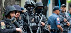 Las fuerzas del orden de Filipinas arremeten contra los traficantes, avalados por el plan antidrogas.  