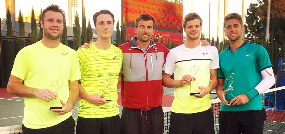 El tenista ecuatoriano Roberto Quiroz (der.) al lado de Yannick Hanfmann, luego de ser campeones en dobles.