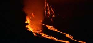 Lava de volc&aacute;n en Gal&aacute;pagos llega al mar y genera nubes de gas
