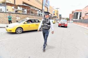 Los agentes civiles de tr&aacute;nsito son los responsables de guiar a conductores y peatones en las calles y veredas de la capital de los azuayos. FOTO: JOS&Eacute; LUIS LLIVISACA 